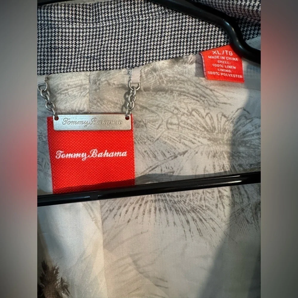 Tommy Bahama •in excellent